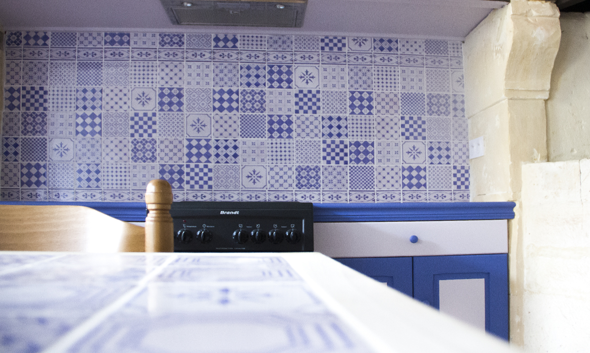 Carrelage mural de cuisine blanc et bleu, faïence artisanale