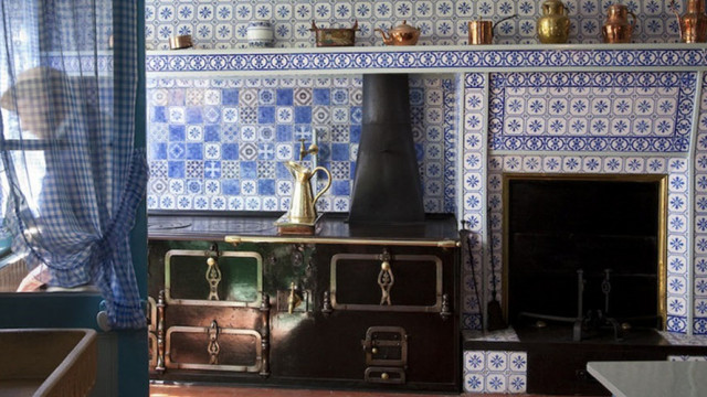 La cuisine de la maison du peintre Monet, à Giverny, en Normandie, est décorée de nombreux carreaux de FAÏENCE PONCHON Cuisine de la Maison Monet