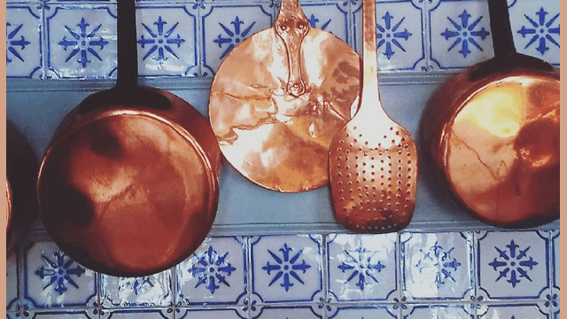 Les carreaux de la cuisine de la maison du peintre Monet, à Giverny, en Normandie, sont nombreux et proviennent des manufactures de FAÏENCE PONCHON carrelage cuisine Monet Giverny