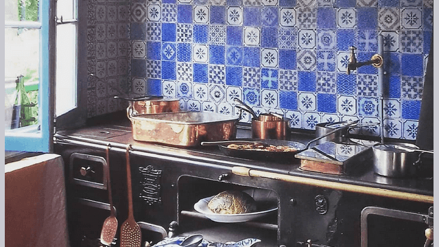 La cuisine de la maison du peintre Monet, à Giverny, en Normandie, est décorée de carrelage mural de FAÏENCE PONCHON carrelage cuisine Monet Giverny