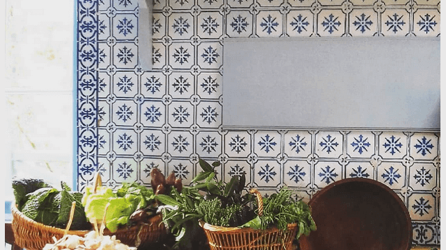 La maison du peintre Monet, à Giverny, en Normandie, est décorée de nombreux carreaux de FAÏENCE PONCHON carrelage cuisine Monet Giverny