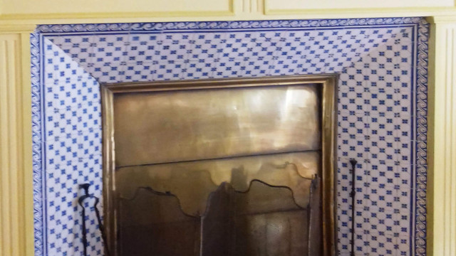 Carrelage à motif autour de la cheminée de la salle à manger de Monet à Giverny en Normandie Carrelage autour de la cheminée de Monet à Giverny